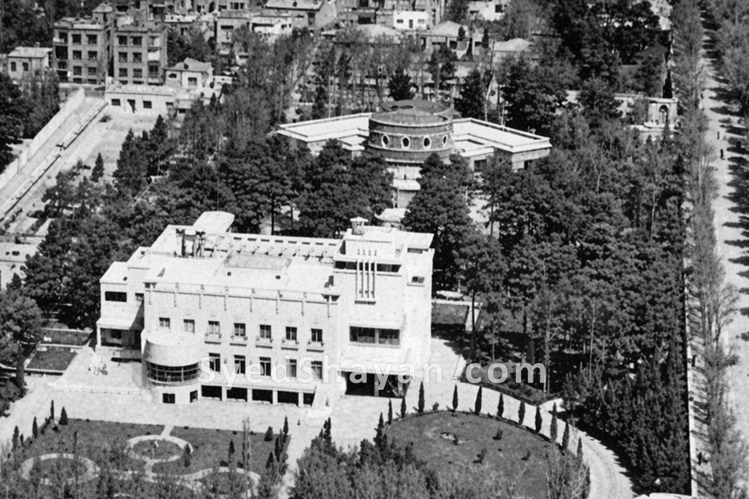 ایران کے سپریم لیڈر آیت اللہ علی خامنہ ای جس عمارت میں شہید ہوئے، وہ سابق شاہ ایران محمد رضا شاہ پہلوی کا ایک محل تھا۔