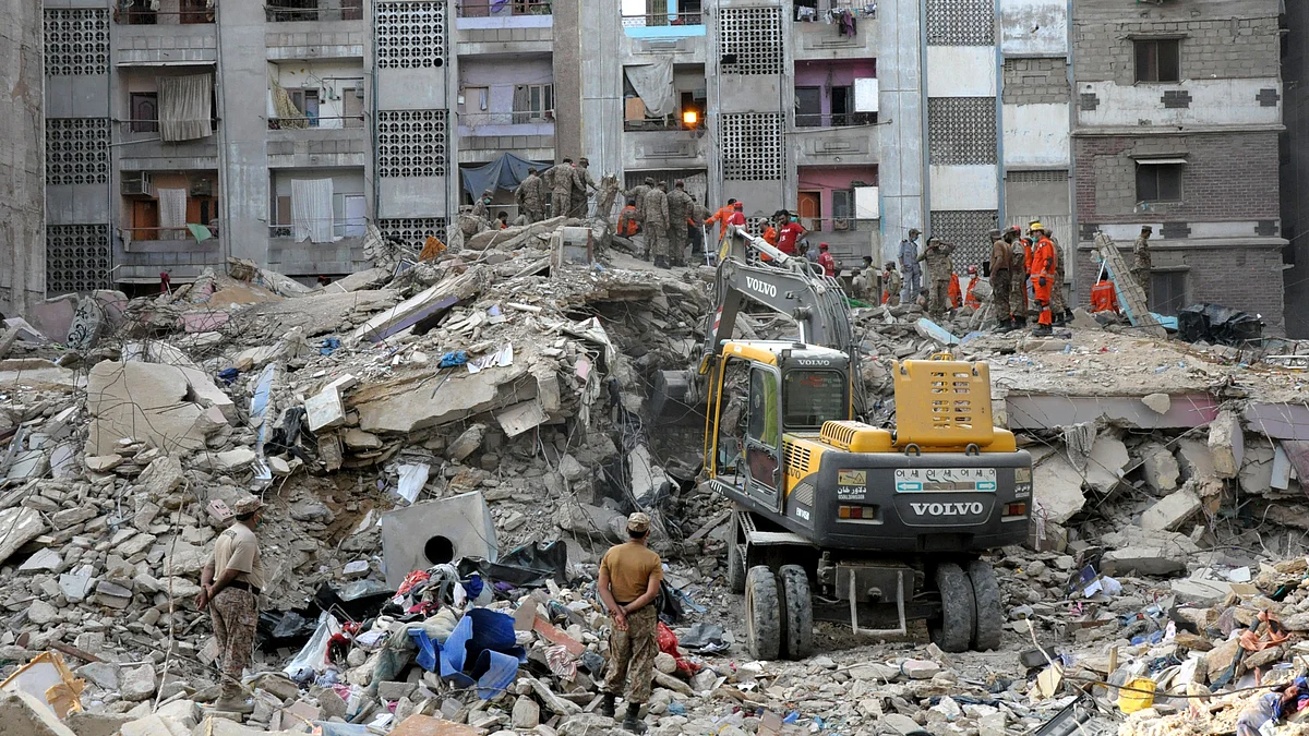 Karachi Administration Removes Encroachments at 26 Locations, Seals Six Commercial Properties